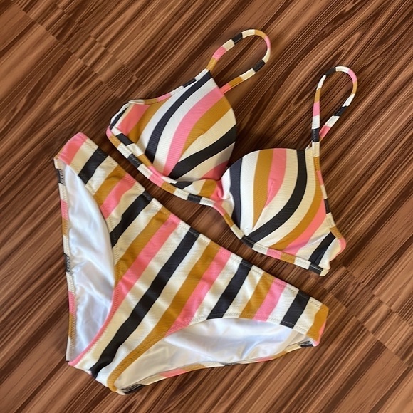 SHADE & Shore Bikini Size 34B/Medium - Picture 2 of 9